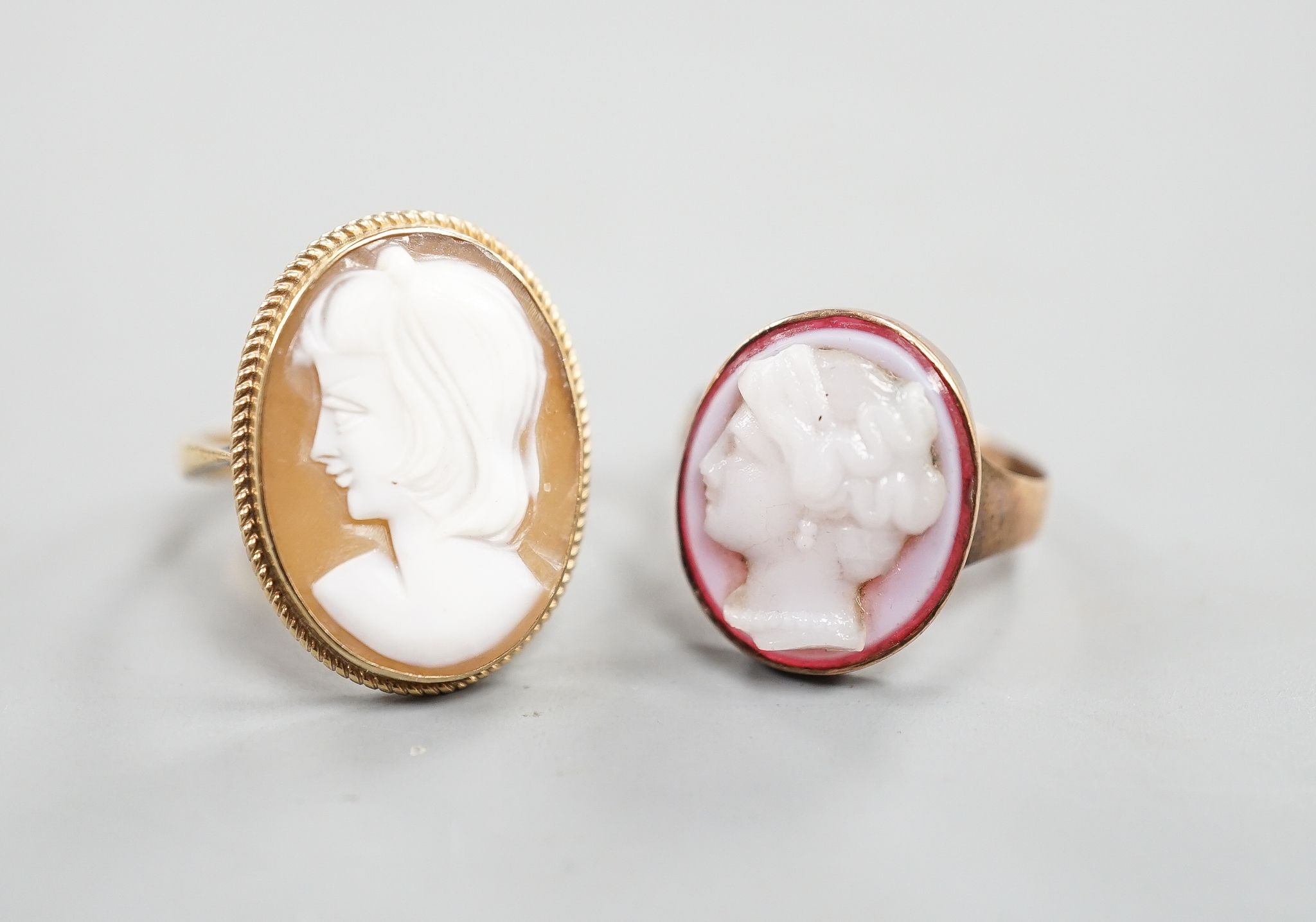 Two 9ct and oval cameo shell set rings, each carved with the bust of a lady to dexter, gross 5.9 grams.